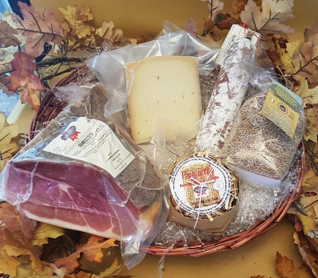 cesto con prosciutto formaggio e lenticchia