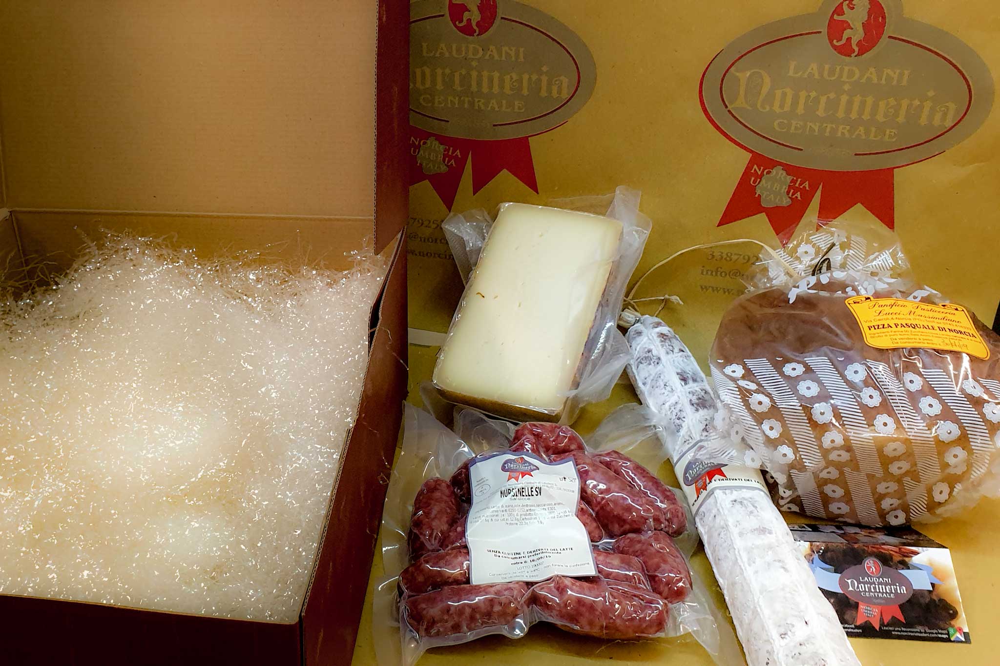 Cesto di Pasqua con pizza dolce, salame e pecorino