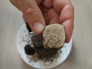 tartufo estivo di norcia scorsone tagliato su piatto Tartufo Estivo Tuber Aestivum Vitt