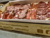 tagliere con salame norcino norcineria laudani a norcia