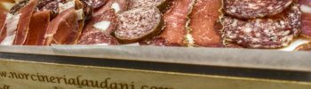 tagliere con salame norcino norcineria laudani a norcia