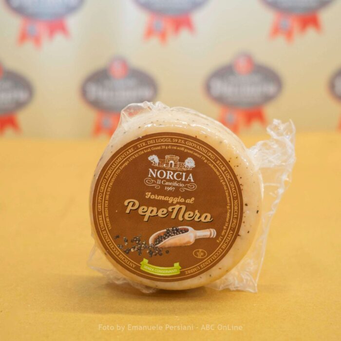 formaggio norcia al pepe nero